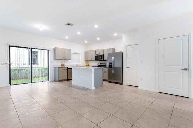 Building Photo - 1170 SW 7th Ct