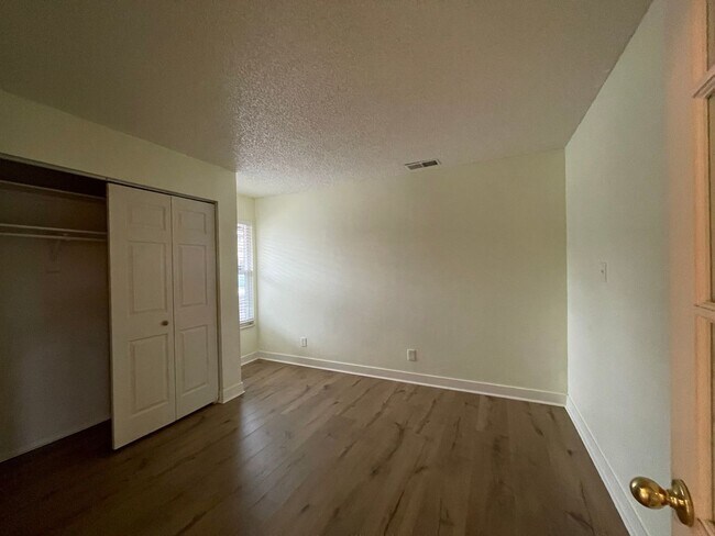 Building Photo - 5918 S Willow Way