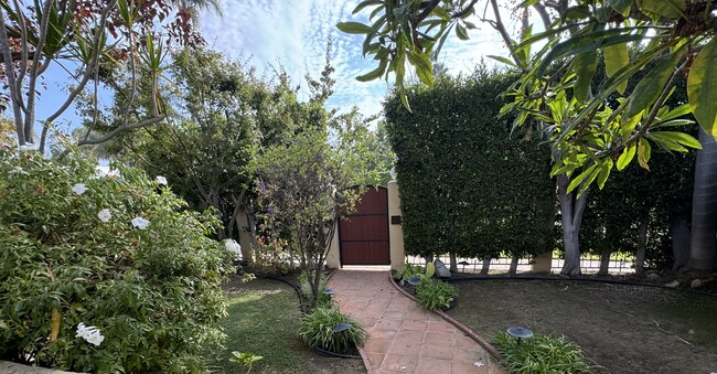 Entry to the house and front yard - 1027 Havenhurst Dr