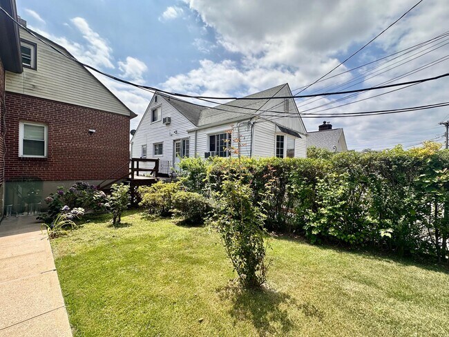Building Photo - 25 Hillview Ave