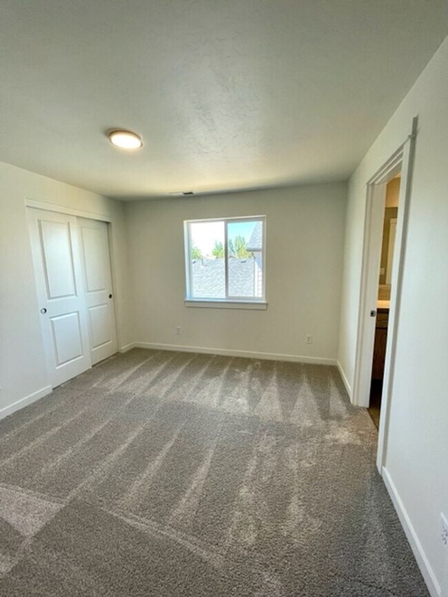 Building Photo - Stunning newer home in NE Bend neighborhood!
