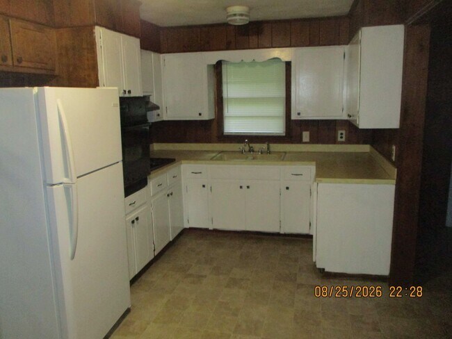 Building Photo - 1704 W Whitney Ave
