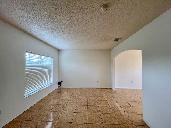 Building Photo - Beautiful 4 Bedroom Home in Maple Chase – Cypress Woods, Poinciana, FL