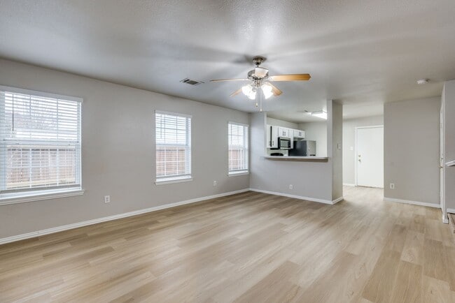 Building Photo - Southeast Dallas 3-Bed Home with New Featu...
