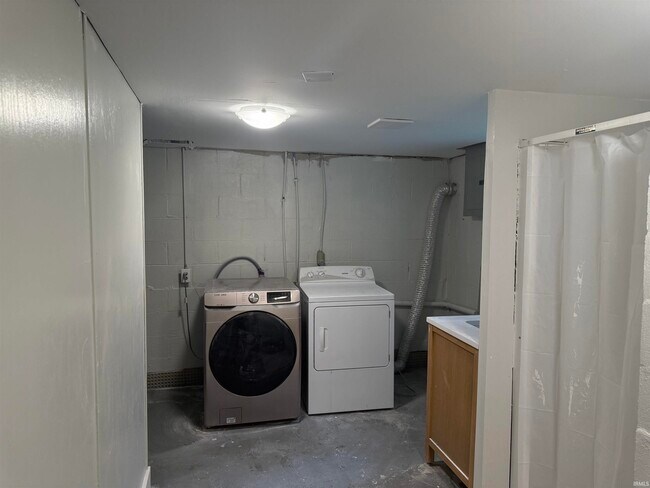 Building Photo - 8996 E State Rd 45