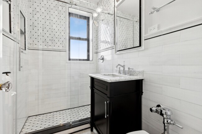 Building Photo - 1205 W Sherwin Ave