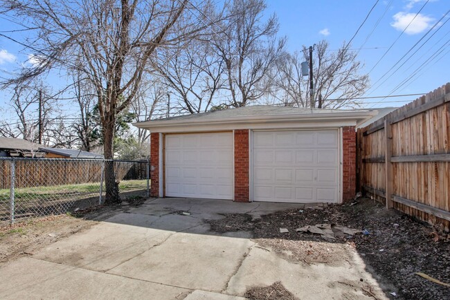 Building Photo - 2 Bedroom Townhome in Denver