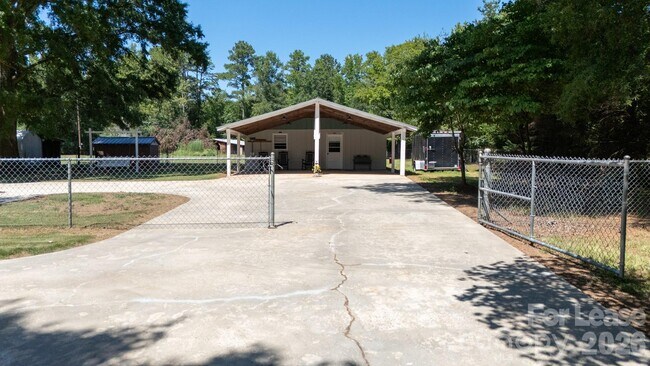 Building Photo - 734 Culp Ferguson Rd