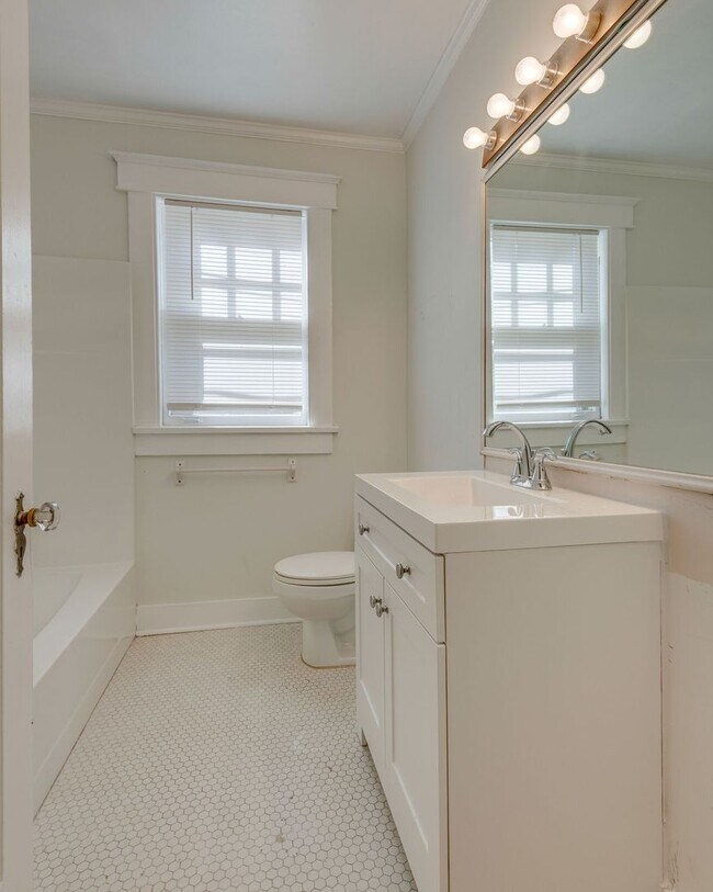 Building Photo - Charming 3-Bedroom Gem in the Heart of Sylvan Park