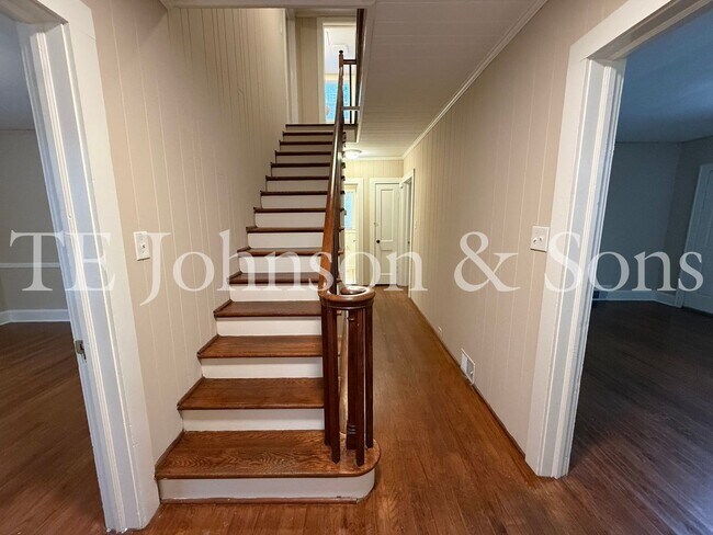 Building Photo - Charming Home with Character and Modern Comfort