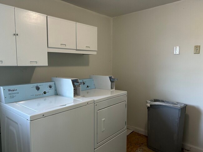 Building Photo - 569 Winthrop St