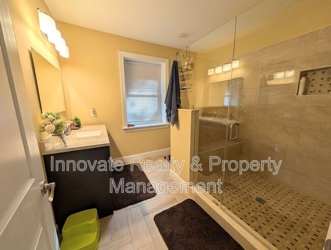 Building Photo - 6519 Lincoln Dr