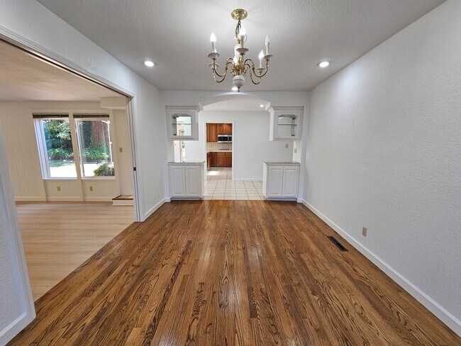Building Photo - REGAL 4 Bed/3 Bath Home in FREMONT