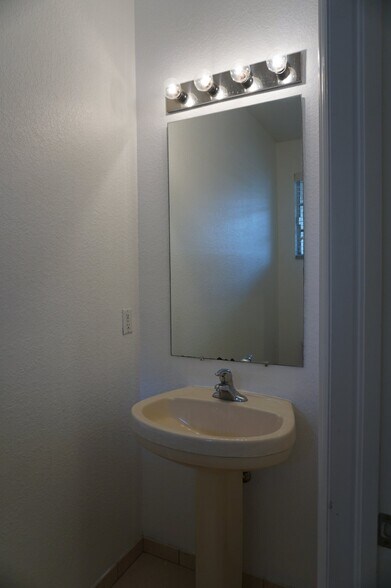 Building Photo - 2030 Nassau Dr