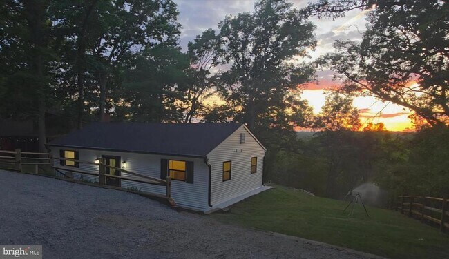 Building Photo - 440 Redbud Ln