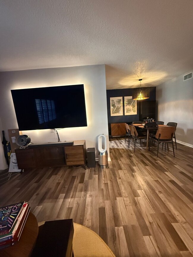 Building Photo - Beautifully Renovated Condo in the Heart o...