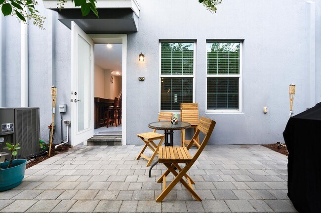 Building Photo - 1832 SE Roxy Way