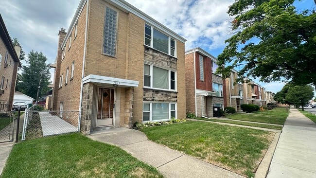 Building Photo - 5811 W Lawrence Ave