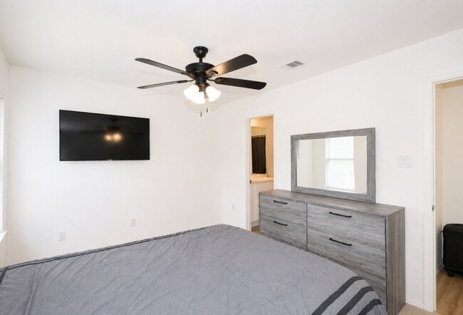 Building Photo - 7430 Clover Chase Dr