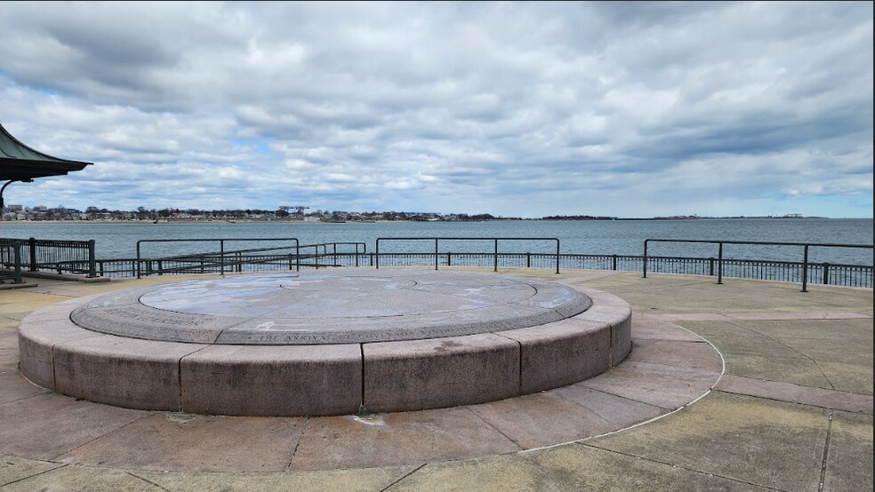 Building Photo - 1 S Point Dr