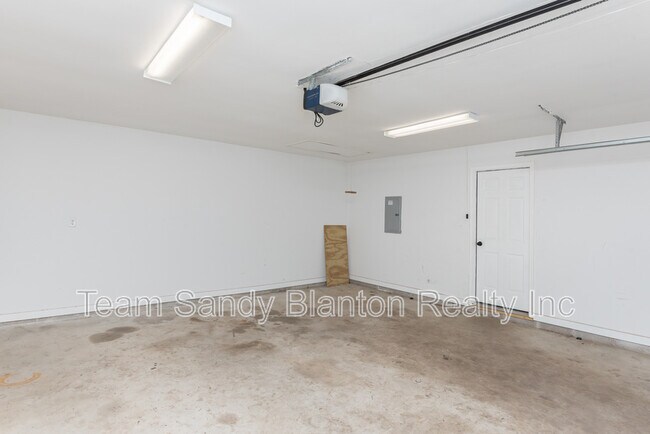 Building Photo - 8238 Li Fair Dr