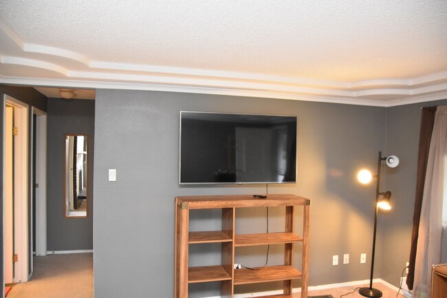 Building Photo - 2 Bedroom 1.5 Bath University Place Condo ...