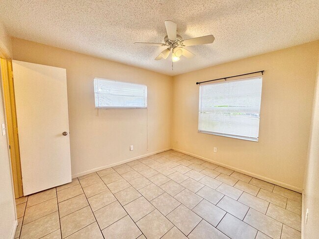 Building Photo - 2538-2540 Elm Ave