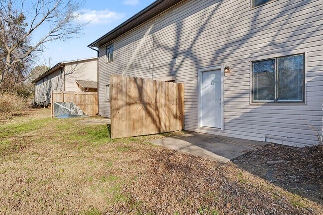 Building Photo - 1045 S Happy Hollow Rd