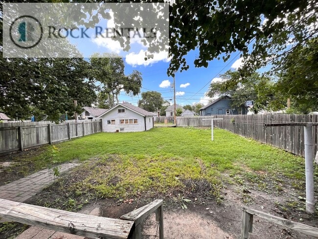 Building Photo - 3 Bed 1 Bath with Bonus Room