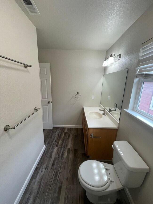 Building Photo - Updated 3 Bed 2 Bath Townhome Located at H...