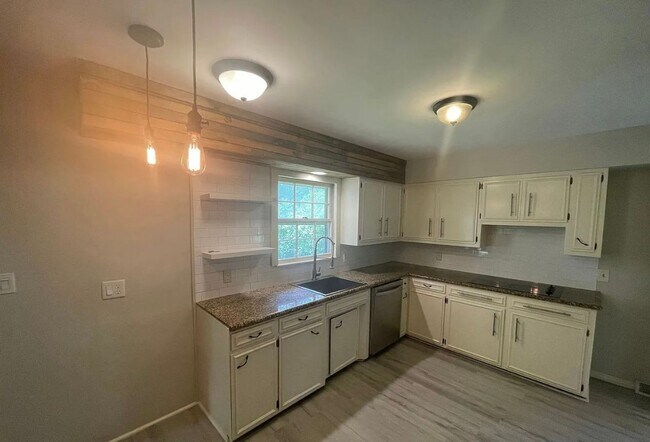 Building Photo - Beautiful 3 bed 2 bath home AVAILABLE NOW!
