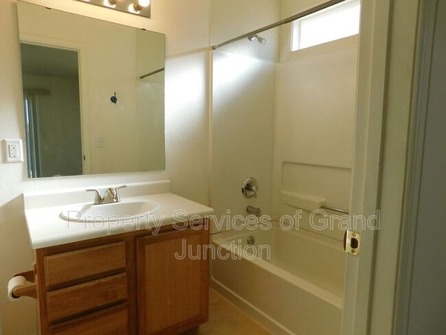 Building Photo - 657 Springbrook Dr