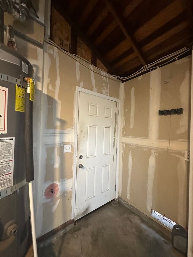 Building Photo - Gorgeous, 3 bedroom, 2.5 bath home, ready for move in