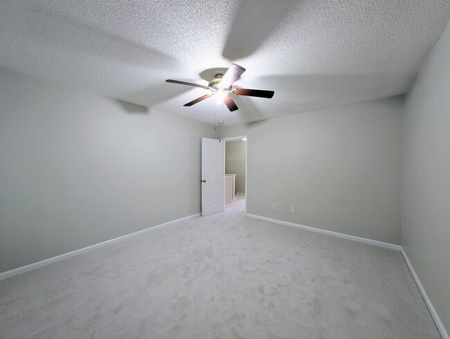 Building Photo - Move-In Ready Townhome with Downstairs Pri...
