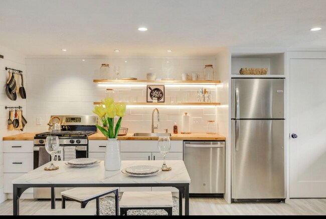 Building Photo - 253 Main St