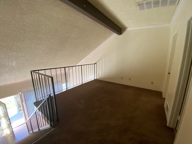 Building Photo - spacious one bedroom loft in Hanford