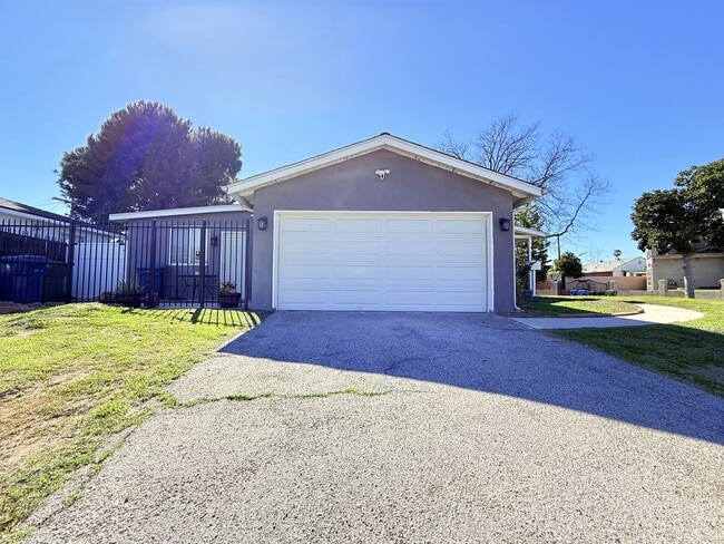 Building Photo - 6660 Charlesworth Ave