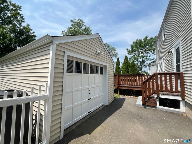 Building Photo - 65 Buell St