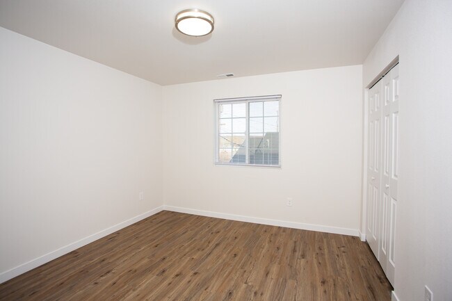 Building Photo - Iris Townhouse