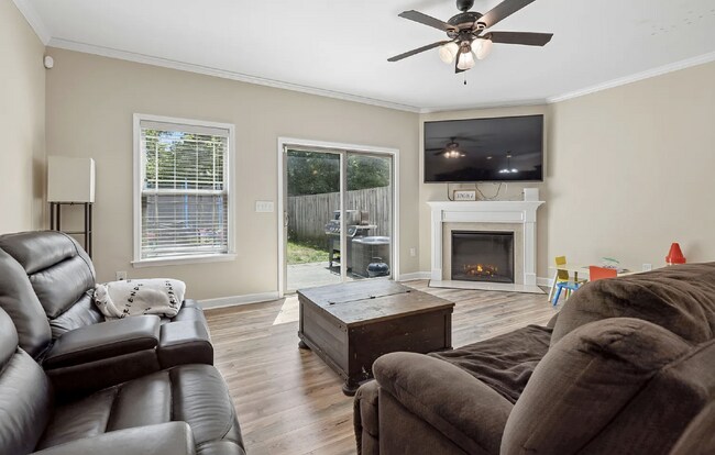 Building Photo - Walk to Lebanon Square | Updated 3-Bedroom Townhome with Fenced Yard