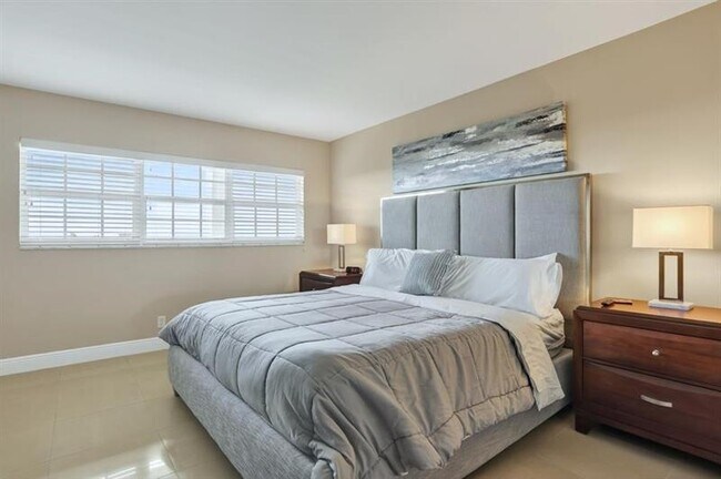 Building Photo - 605 Oaks Dr