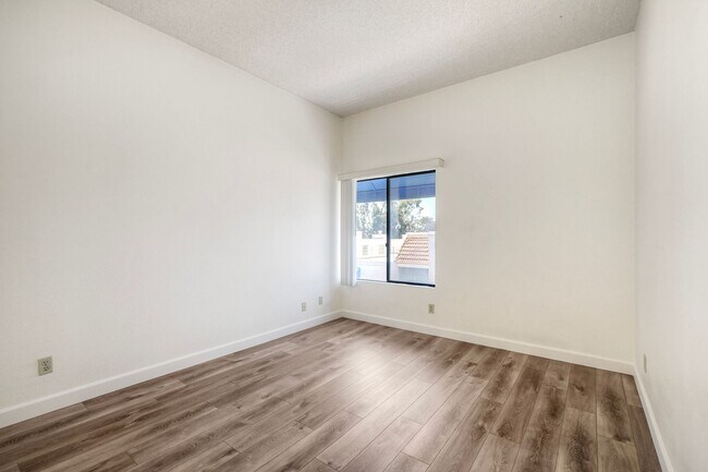 Building Photo - La Jolla Pines- Top Level 2 Bed/2 Ba Available Now!!
