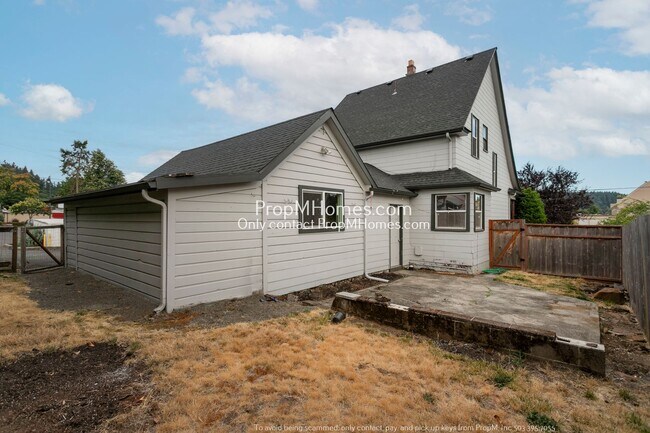 Building Photo - Beautiful Three Bedroom Home in the Heart of Oregon City!