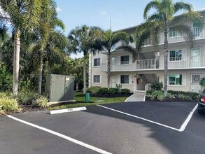 Building Photo - Stunning Sandpiper Bay 2 bed/2 bath end unit condo