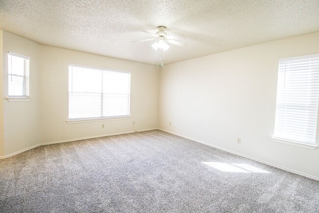 Building Photo - 949 Schertz Pkwy