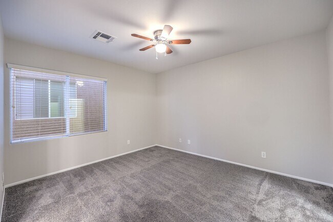 Building Photo - Gorgeous 6Bed/5Bath/4Car, 2-Story Home located in the Mountains Edge