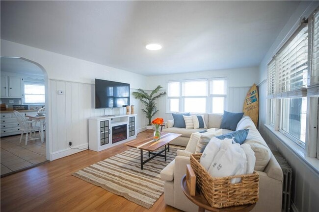 Building Photo - 19-21 Crest St