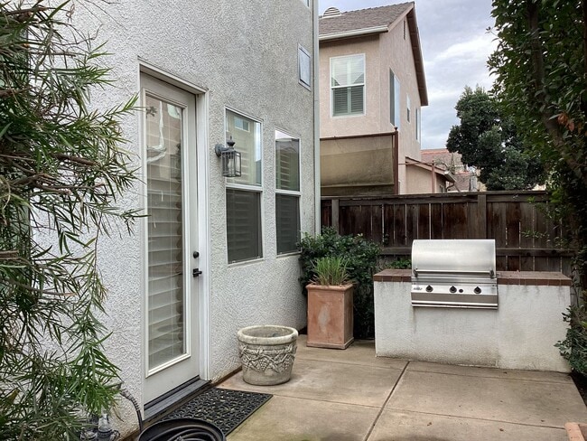 Building Photo - 741 W Barcelona Ln