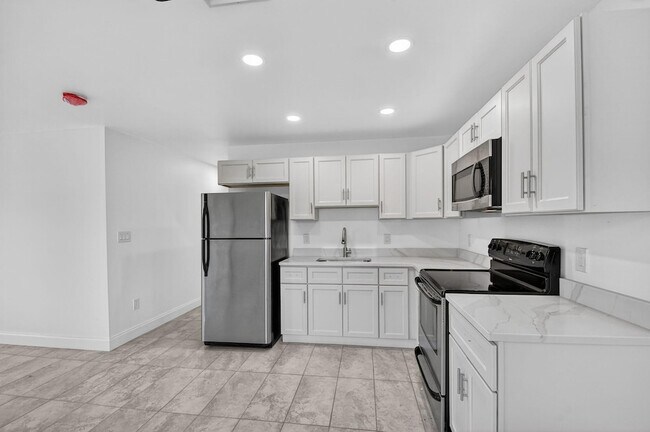 Building Photo - 917 W 2nd St