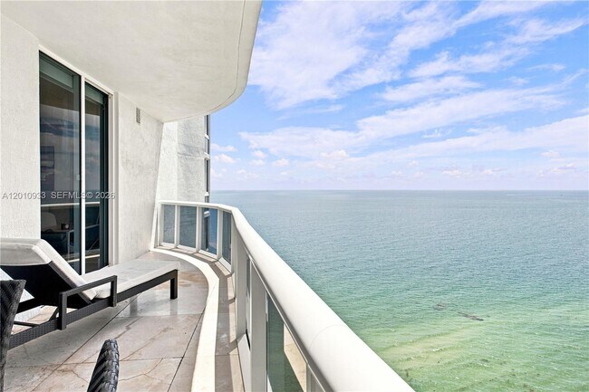 Building Photo - 15811 Collins Ave